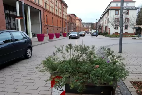 Die Einmündung der Friedrich-Ebert- (rechts) in die Cornichonstraße. 