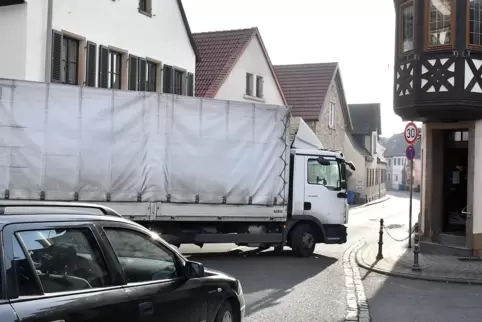 Es wird eng: Auf die Weinstraße in Kallstadt sind viele Lastwagen unterwegs.