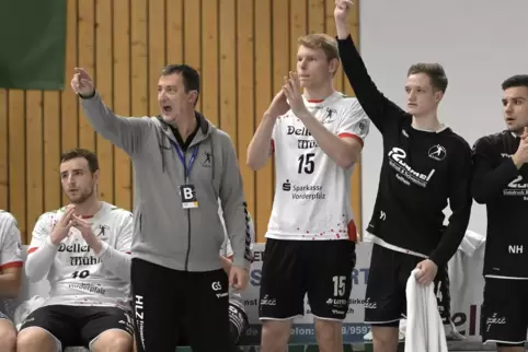Einen Grund zum Jubeln hätten HSG-Trainer Gabriel Schmiedt (Zweiter von links) und seine Spieler gerne schon in Rodgau.