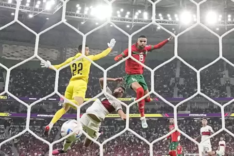 Ein Torwartfehler beschert Marokkko die 1:0-Führung gegen Portugal. 