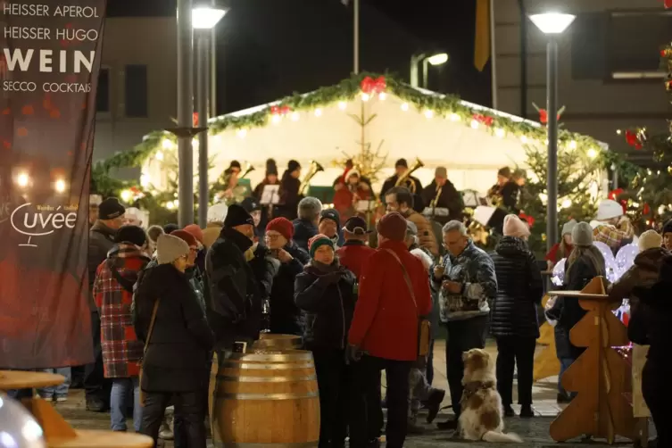 Der Kleine Weihnachtsmarkt vor der Stadthalle in Landstuhl hat am Montag noch geöffnet. 