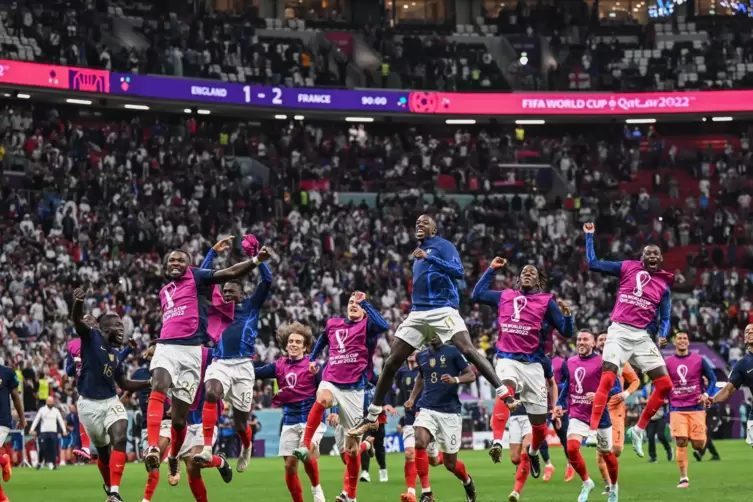 Freude nach dem Halbfinaleinzug: Die französischen Spieler auf dem Weg zu ihren Fans.