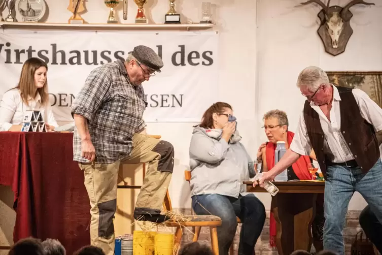 Fast wie im richtigen Leben spielt sich das Geschehen auf der Käshofer Theaterbühne ab. Unser Foto zeigt (von links) Anna Hüther