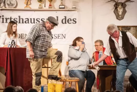 Fast wie im richtigen Leben spielt sich das Geschehen auf der Käshofer Theaterbühne ab. Unser Foto zeigt (von links) Anna Hüther
