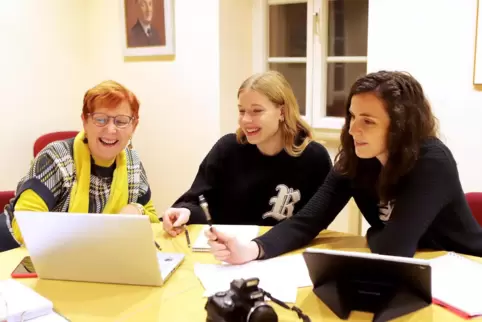Haben bei der Erstellung des Jahreshefts mitgewirkt (von links): Heike Dernberger, Lina Neeb und Sandra Struppler. 
