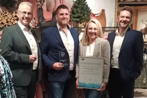 Nach der doppelten Auszeichnung: Landrat Rainer Guth, die Geschäftsführer Stephanie und Mario Zimmermann, IHK-Hauptgeschäftsführ Nach der doppelten Auszeichnung: Landrat Rainer Guth, die Geschäftsführer Stephanie und Mario Zimmermann, IHK-Hauptgeschäftsführ