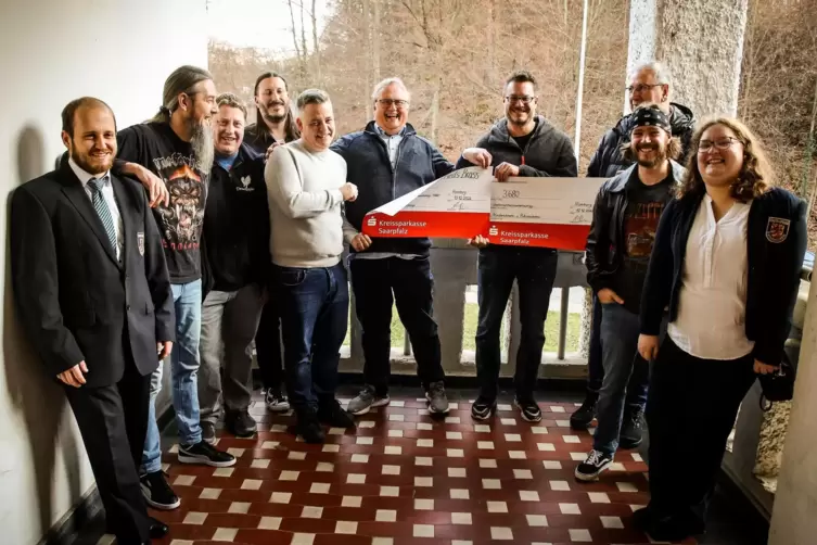 Bei der Spendenübergabe am Samstag: (von links) Christian Kau, Olaf Ehrmantraut, Robby Jünger, Marc-Oliver Mayer, Mathias Blum, 