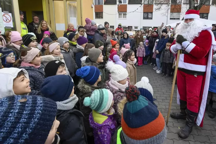 Auf dem Schulhof ist der Mann mit dem m&auml;chtigen wei&szlig;en Bart schnell von Kindern umringt.