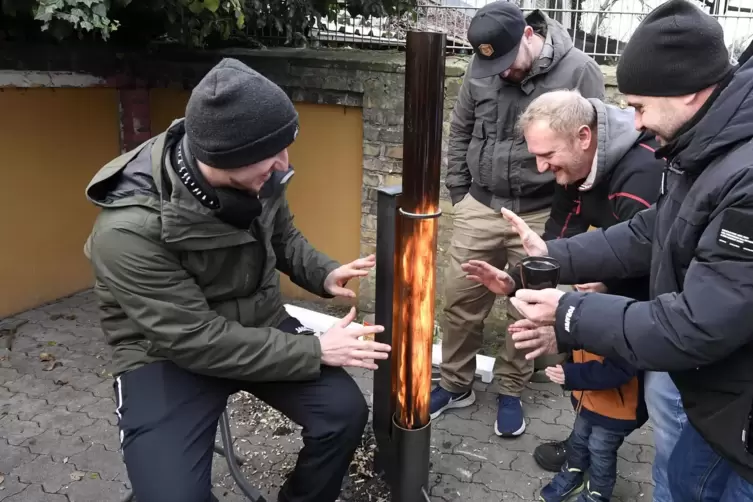 An dieser selbstkonstruierten Feuerstelle konnten sich Besucher des Weihnachtsmarkts die H&auml;nde w&auml;rmen.