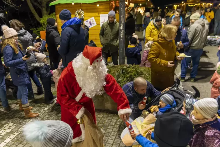 Ein Muss auf dem Weihnachtsmarkt: der Nikolaus mit Gescjenken für Kinder.