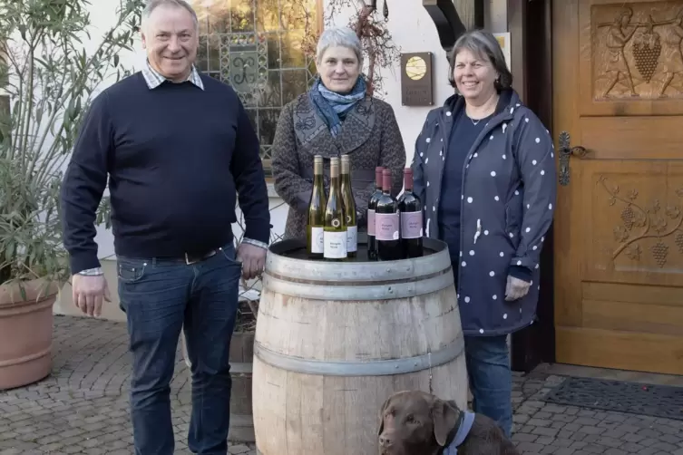 Wein für den guten Zweck: Helmut Darting, Ulrike Grüner (Hospizleitung) und Kaja Horr (Hauswirtschaftsleitung) freuen sich. 