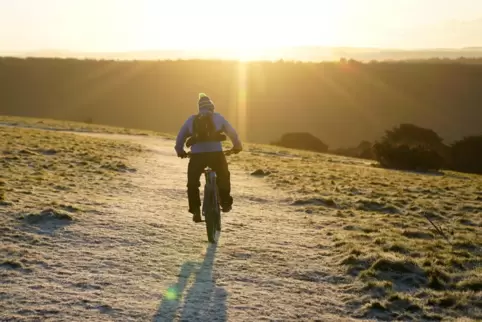 Herrlich: Radfahren bei frostiger Kälte und Sonne. 