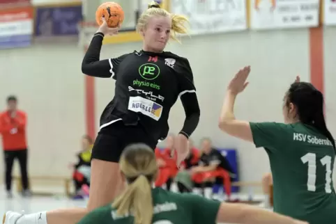 FSG-Spielerin Maike Freitag in der Partie gegen Sobernheim beim Torwurf. 