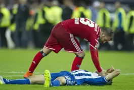 Der vergebliche Versuch zu trösten: Rafael van der Vaart kümmert sich um den niedergeschlagenen Karlsruher Jonas Meffert.