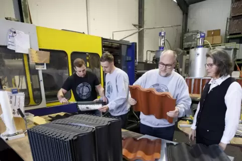 Rund 40.0000 Ziegel pro Jahr produziert die Moreplast GmbH in Sembach mit der 40 Tonnen schweren Spritzgussmaschine. Das Unterne
