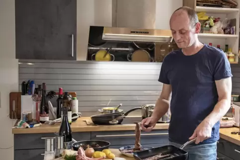Maximal eine Minute pro Seite anbraten: Förster Günter Beck weiß, worauf es bei der Zubereitung des Rehfilets ankommt.