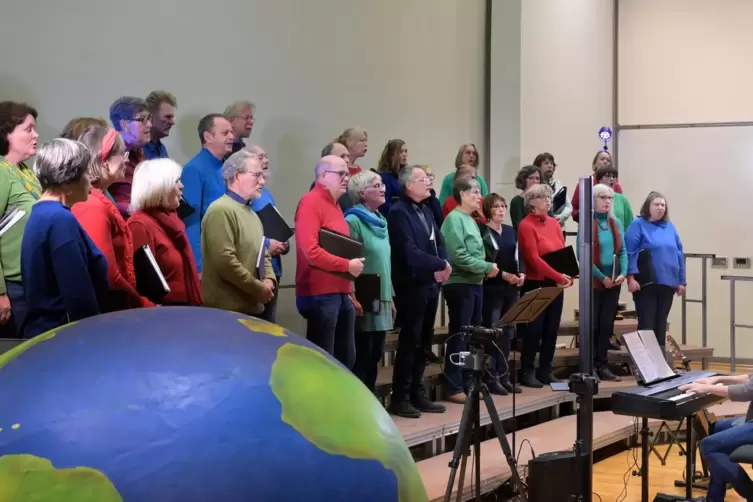 „One World First“ – 42 Chorsänger singen für eine sozial und ökologisch gerechte Welt.