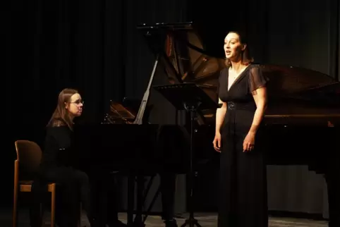 Beeindruckten mit einem emotionalen Vortrag: Sängerin Esther Valentin-Fieguth und Pianistin Anastasia Grishutina.