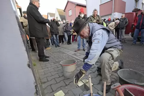 Im Feburar verlegte Gunther Demnig Stolpersteine in Mutterstadt. 