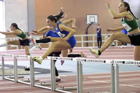 Der Hürdenwettbewerb der U16-Mädchen in der Ludwigshafener Leichtathletikhalle.
