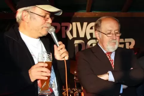 Aus anderem Anlass gemeinsam auf der Bühne: Friedhelm Jakob (links) und Werner Schineller 2007 beim Brezelfest. 