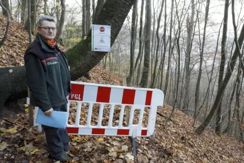Schilder weisen darauf hin, dass am Burgberg Vorsicht geboten ist. Förster Gunter Benkel will nun die Gefahr beseitigen lassen. 