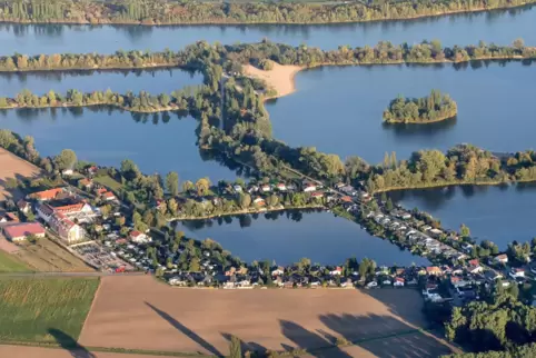 Binsfeld-Seen: Früher gab es hier zahlreiche Wochenendhäuser, viele werden mittlerweilse ständig bewohnt. 