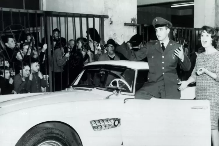  Elvis 1958 in Frankfurt beim Kauf eines BMW 507.