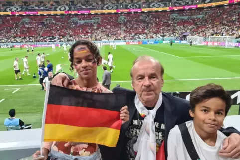 Weltoffene Fans auch der deutschen Mannschaft: Gernot Rohr mit Tochter Elisa und Sohn Johann in Katar.