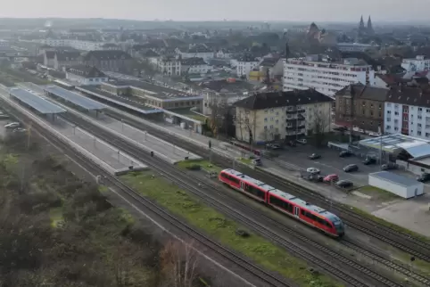 Im Hauptbahnhof Landau werden alle Gleise mit Oberleitungen versehen. 