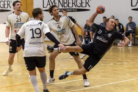 Zu selten konnten sich die Dansenberger, wie hier Sebastian Benkel, am Kreis durchsetzen. 