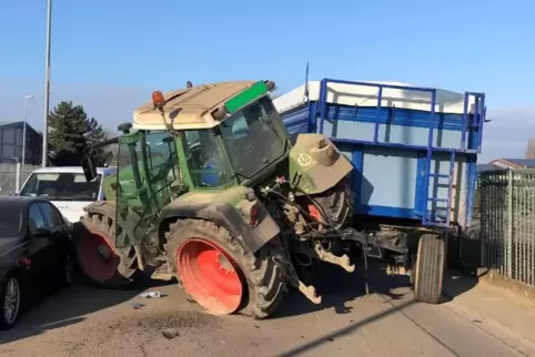 Der Traktor stellte sich bei dem Unfall quer. 