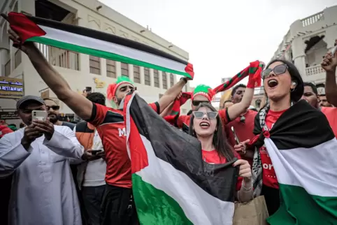 Marokkanische Fans mit palästinensischer Flagge in Katar.