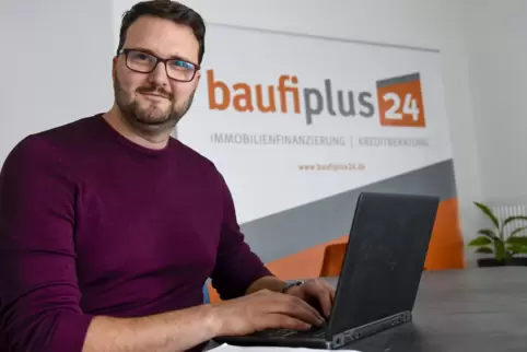Im Büro in der Glockengasse: baufiplus24-Geschäftsführer Alwin Gafton.