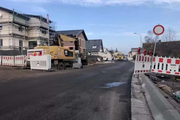 Neue Decke: In der Lohnsfelder Ortsdurchfahrt wird der Fahrbahnbelag saniert. Derzeit laufen die Arbeiten im s&uuml;dlichen Teil. 