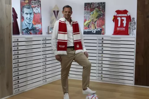 Matthias Krebs präsentiert die FCK-Graffitti in seiner Firma.