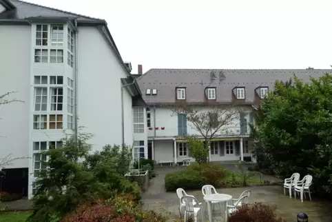 Die ehemalige Fachklinik mit Garten. 