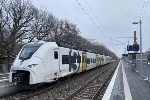 Nimmt Fahrt auf: eine S-Bahn der Linie S9 an der neuen Station Schwetzingen-Hirschacker.