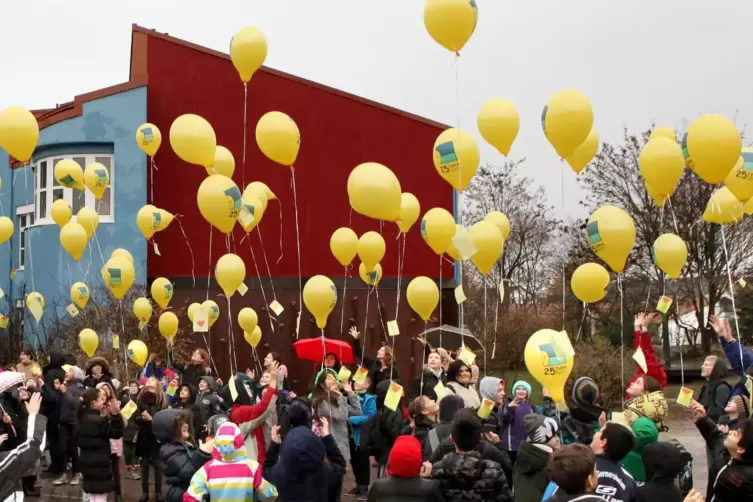Luftballon-Aktion „Seit 25 Jahren für Kinderrechte“: vor sieben Jahren an der Geschwister-Scholl-Grundschule in Germersheim. Vie