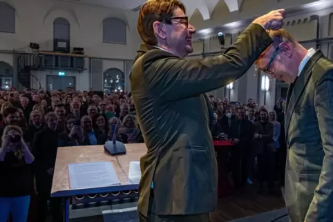 Thomas Hirsch (links) legt Dominik Geißler die Amtskette des Oberbürgermeisters um den Hals. 