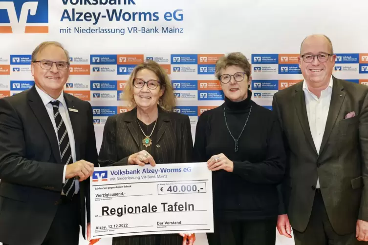 Die Tafel Kirchheimbolanden bekommt einen Teil der 40.000-Euro-Spende der Volksbank Alzey-Worms (von links): Vorstandssprecher G