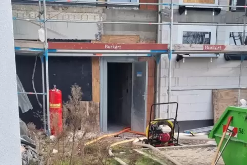 Das Feuer entwickelte sich im Anbau, der gerade errichtet wird. 