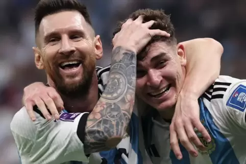 Welch Freude: Lionel Messi (links) jubelt mit Julian Alvarez. Die Zwei waren gegen Kroatien nicht zu stoppen.