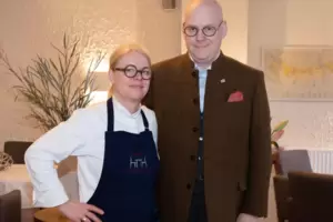 Die Küchenchefin und der Weinfachmann: Chris Brigitte und Andreas Hegmann sind seit 2011 Gastgeber im „H’Manns“. Die Küchenchefin und der Weinfachmann: Chris Brigitte und Andreas Hegmann sind seit 2011 Gastgeber im „H’Manns“.