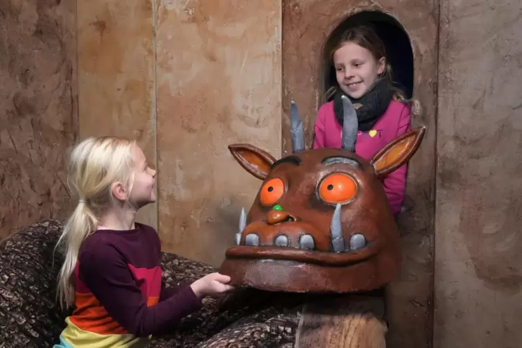 Keine Angst vorm Gr&uuml;ffelo: In der Schau kann man mit Hilfe solcher K&ouml;pfe Schattentheater spielen. 