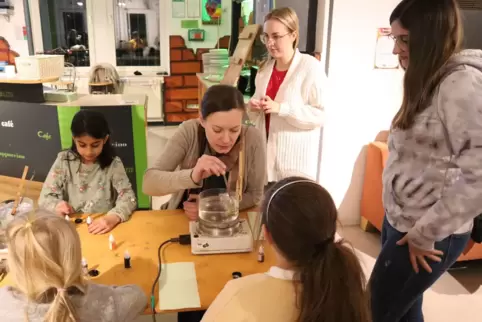Unter Anleitung der Mentorinnen des Ada-Lovelace-Projekts stellen die Teilnehmerinnen des Workshops "Kosmetik im Reagenzglas" im