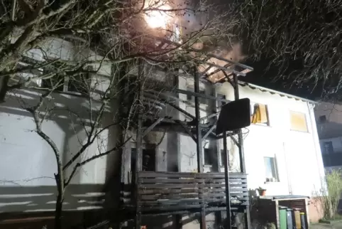 Mitten in der Nacht musste die Feuerwehr zu einem brennenden Haus.