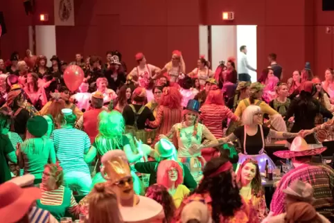 Damensitzung in der Wörther Festhalle im Jahr 2019.