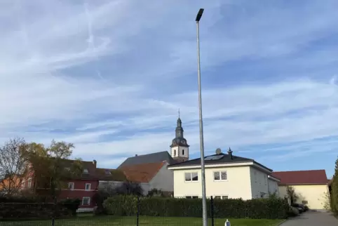 Moderne LED-Leuchten wie diese gibt es in schon in einigen Straßen Dirmsteins. Die Finanzierung dieser Umrüstung ist umstritten.