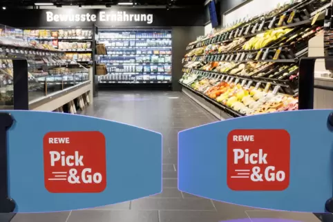 Zahlen muss der Kunde schon noch, auch wenn die neue Rewe-Filiale in München keine Kassen mehr hat. 